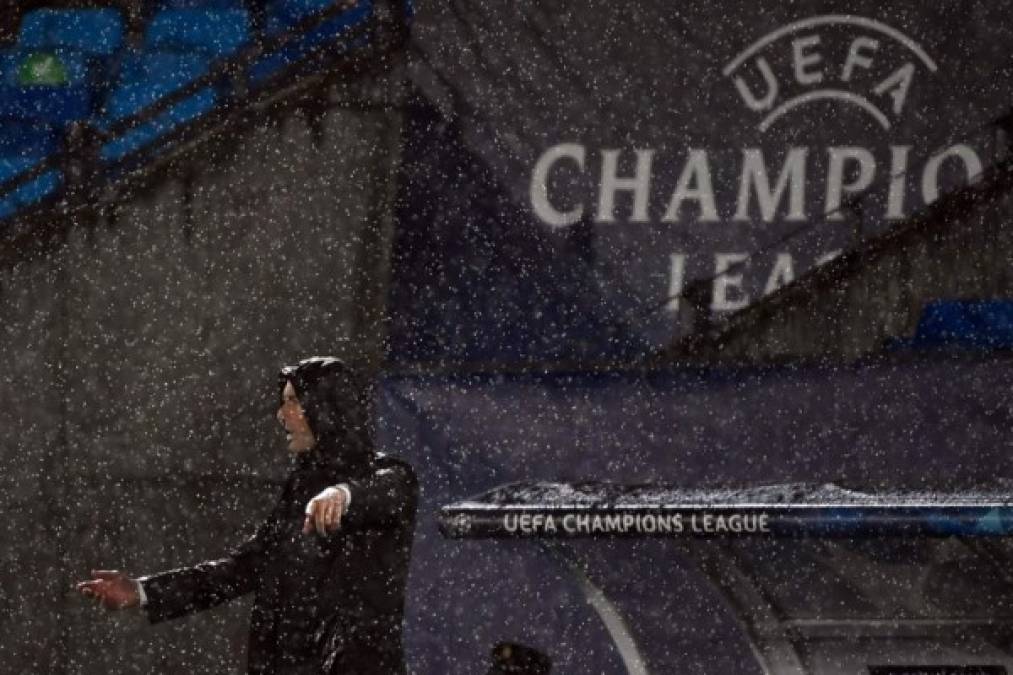 La lluvia se hizo presente en el juego.