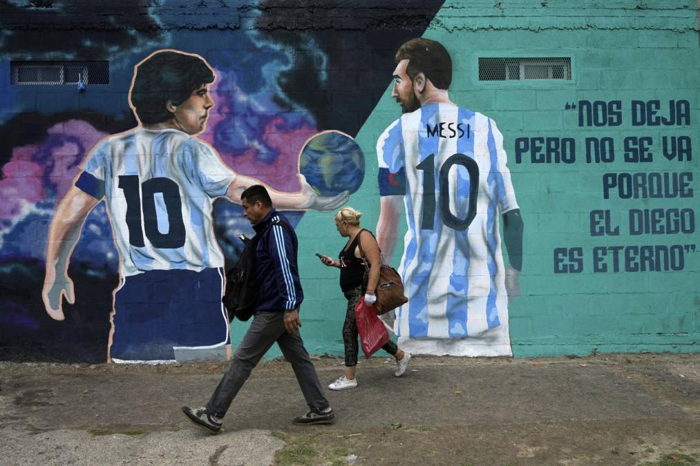 Mural en una calle de Buenos Aires en homenaje al “Diez”, junto a Messi, considerado su sucesor. 