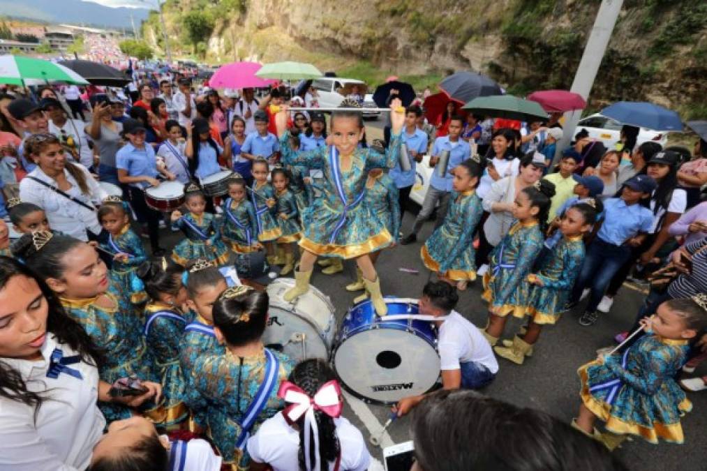 Un aproximado de 20 escuelas participaron este domingo en los desfiles patrios en Tegucigalpa previos al 15 de septiembre.