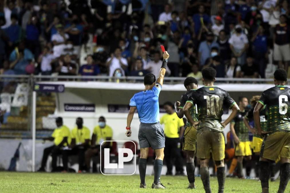 Jamaica se quedó con 10 hombres al borde del primer tiempo por la expulsión del defensa Lamonth Rochester.