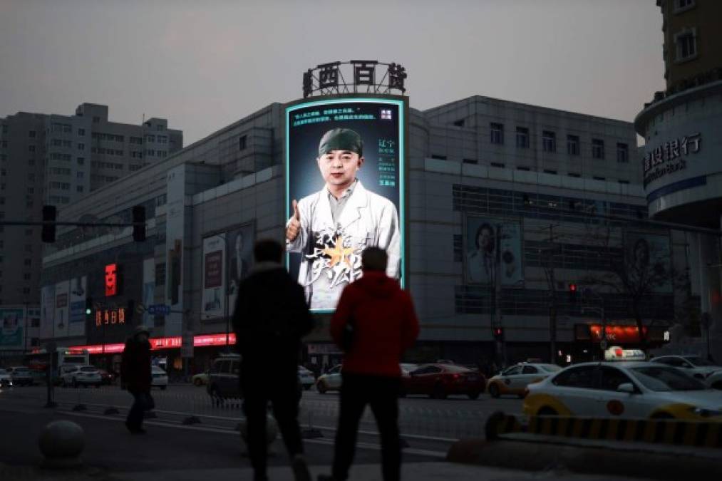 Las autoridades locales rindieron homenaje a los doctores 'héroes' que atendieron la crisis sanitaria en Wuhan.