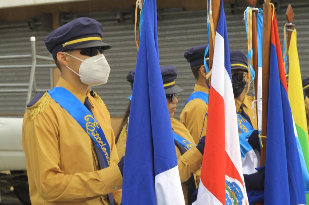 Grupo de estudiantes abanderados de la escuela Ramón Rosa de San Pedro Sula.