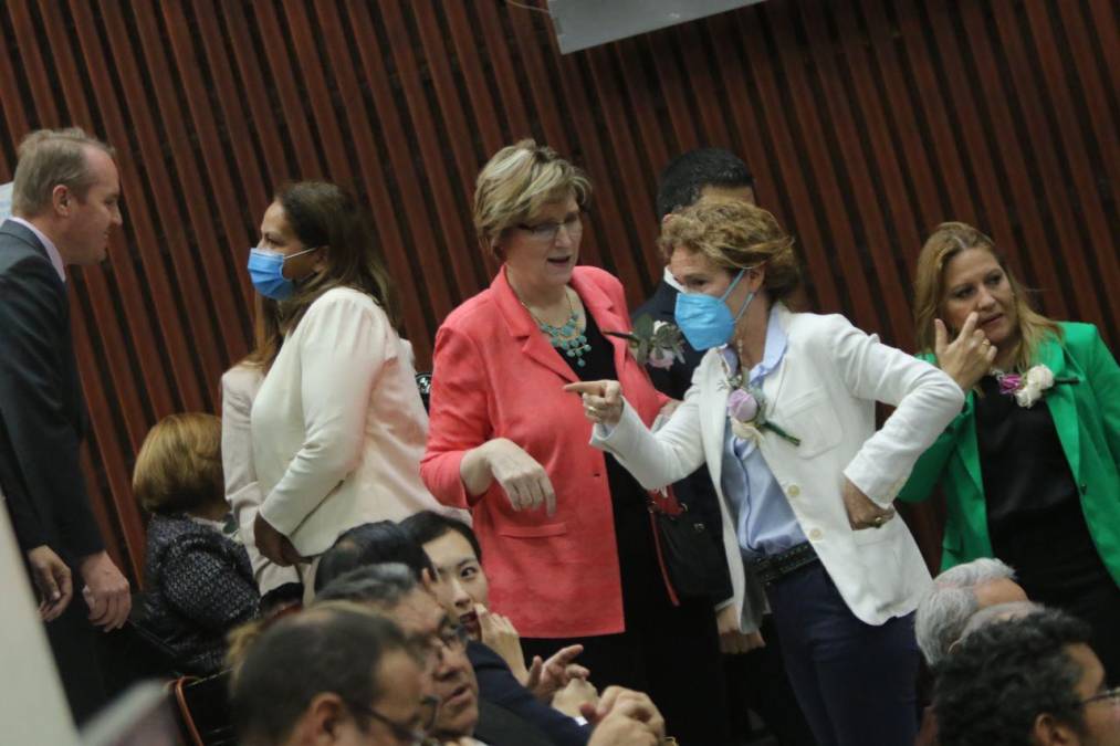 Laura Dogu y Alice Shackelford, coordinadora residente de la ONU en Honduras, conversan en el Congreso Nacional.