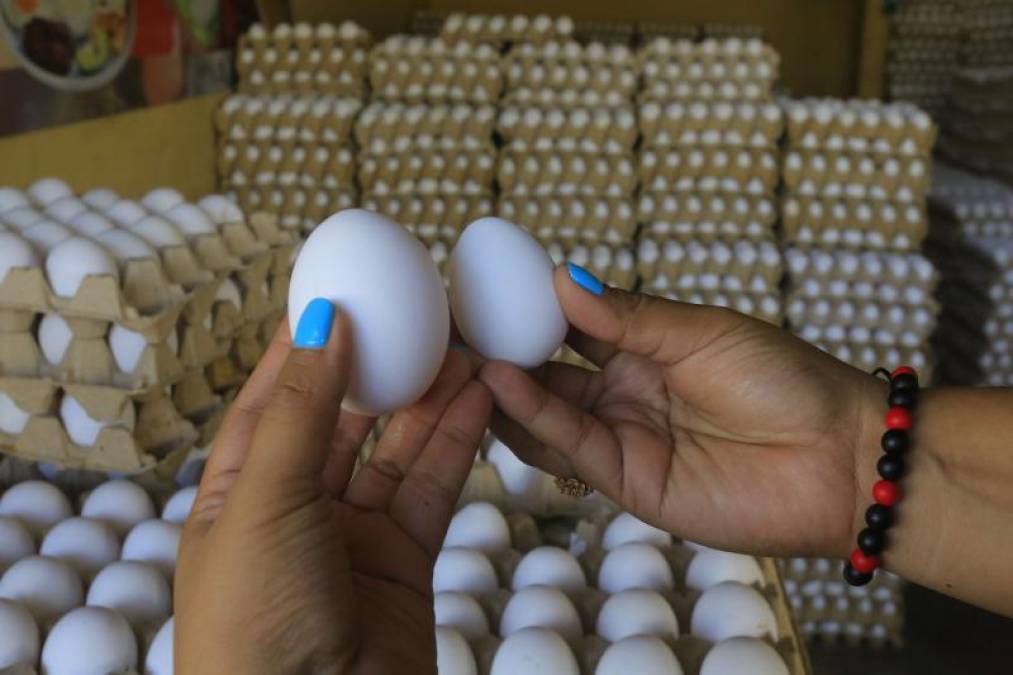 <b>Los huevos</b>En el caso de los huevos, hay algunos dueños de negocio que incluso ganan 90 lempiras por cartón, si se toma como base el precio de L135 al que se hallan las 30 unidades en la mayoría de bodegas y mercados, e incluso, supermercados. Aunque los precios varían en cada ciudad y hasta comunidad.