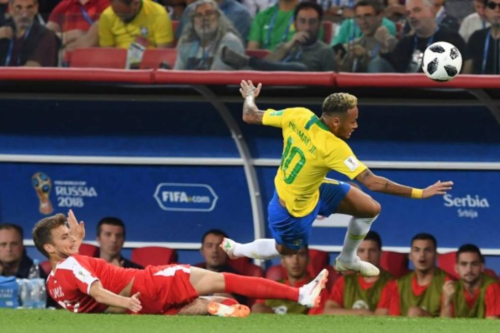 El patadón que le dio Adem Ljajic a Neymar para frenarlo. Foto AFP