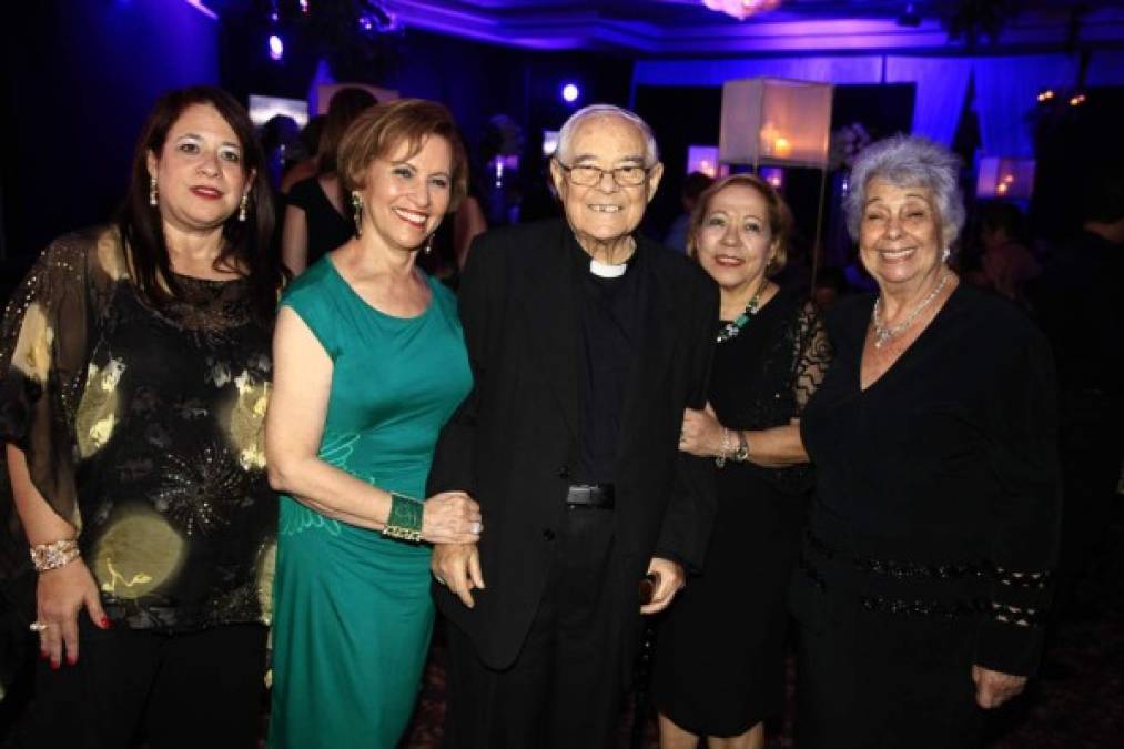 Norma Ramos, Miriam Rosenthal, padre Antonio Quetglas, Ileana Mandujano y Mimí Panayotti.