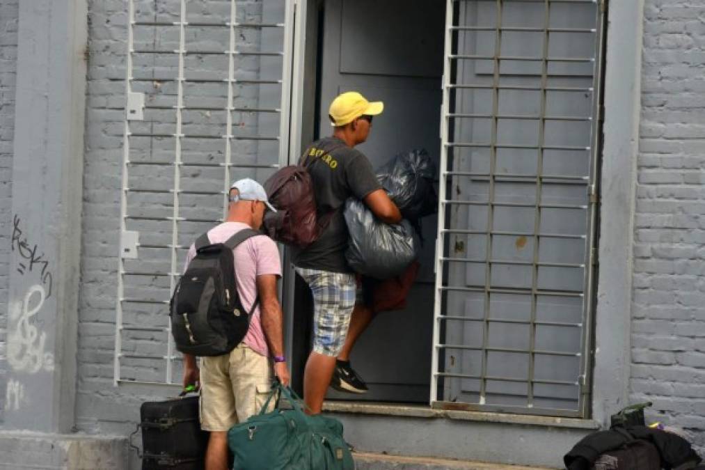 Personas en situación de calle ingresan a instalaciones de estadio Centenario.