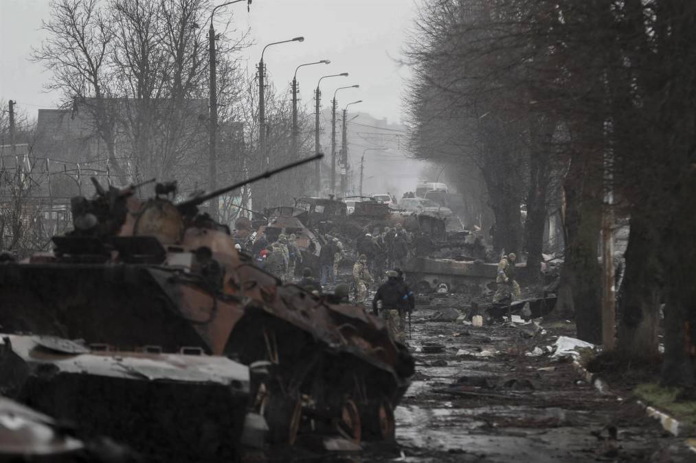 Una hilera de tanques quemados se ve a la entrada de Bucha, símbolo de la derrota rusa a las puertas de Kiev, pero también escenario de supuestos crímenes de guerra ante el reguero de cadáveres de civiles que siguen apareciendo en calles, sótanos y en fosas comunes, una matanza que ha conmocionado al mundo.