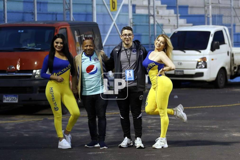 Dos guapas edecanes fueron sensación en el estadio Nacional Chelato Uclés durante el Clásico Motagua-Real España.