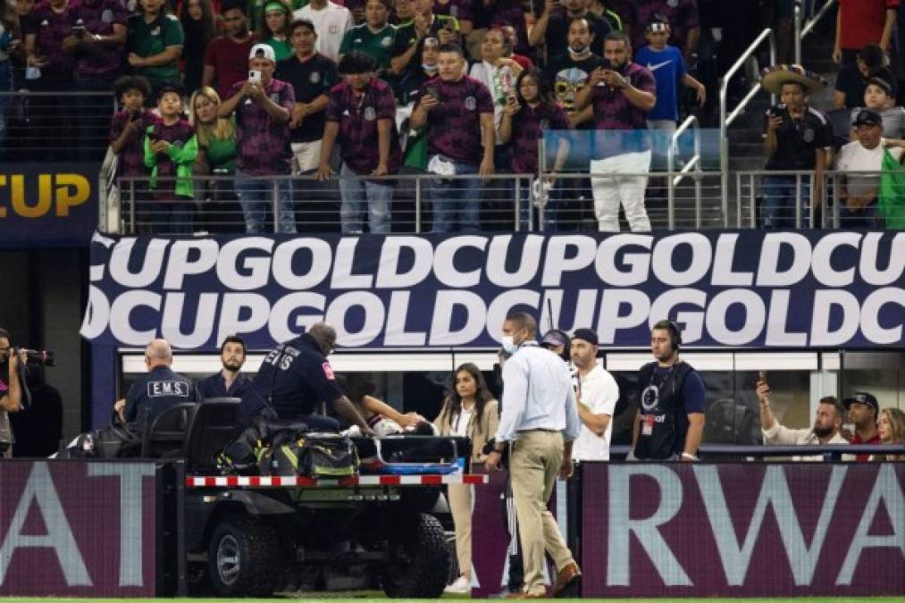 El atacante de la Selección Mexicana dejó el terreno de juego entre aplausos del público y mensajes de aliento que le dieron sus compañeros mientras abandonaba la cancha.