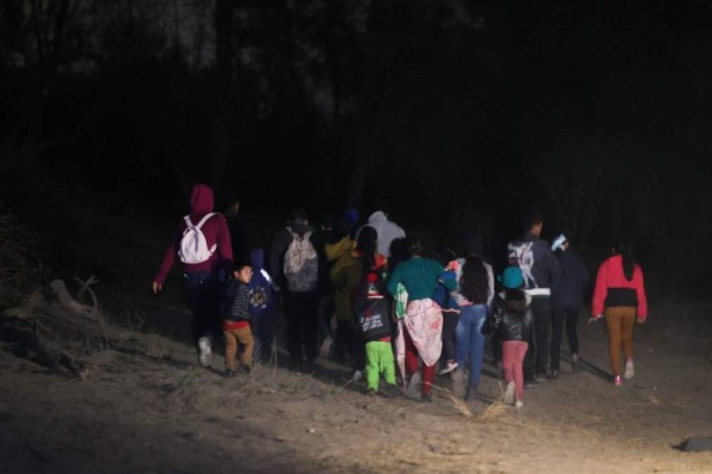 Traficantes marcan con misteriosas pulseras a migrantes