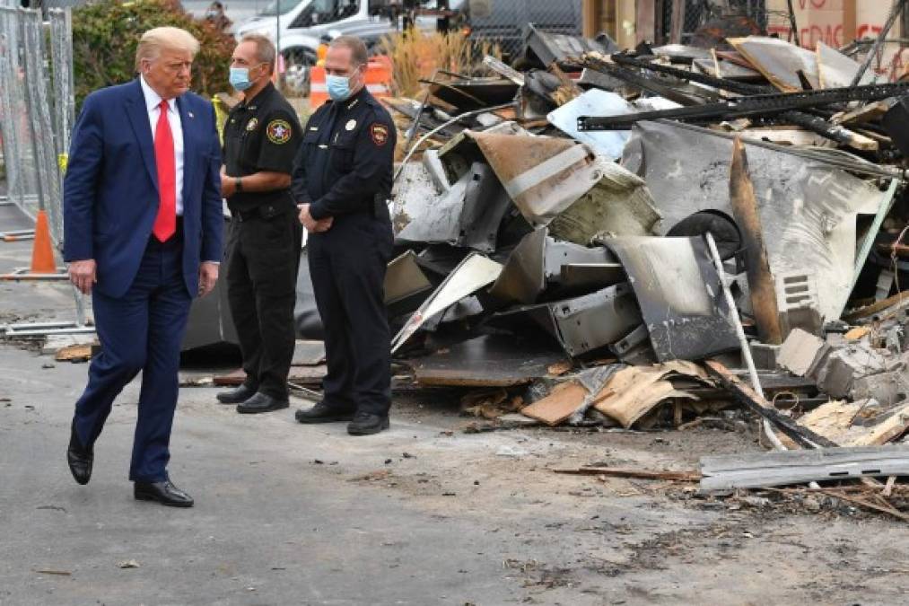El presidente estadounidense, Donald Trump, inspeccionó este martes la destrucción causada en Kenosha (Wisconsin) por las violentas protestas raciales desatadas tras el ataque de la policía a un afroamericano en esa ciudad.