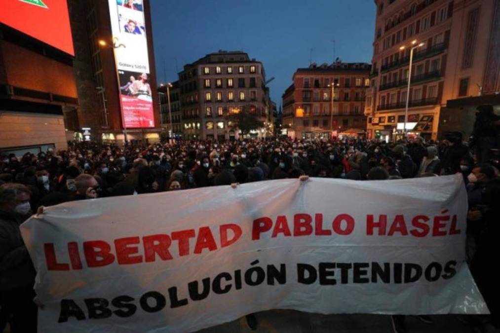 Desde el martes, un centenar de personas han sido detenidas por la policía en Barcelona y otras ciudades de Cataluña, según las autoridades.