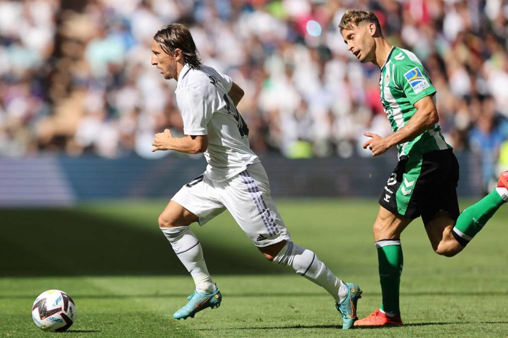 Luka Modric conduciendo el balón ante la marca de Sergio Canales.