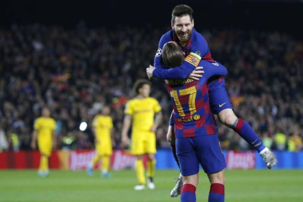 Messi dio la asistencia para el gol de Griezmann y celebraron con un fuerte abrazo.