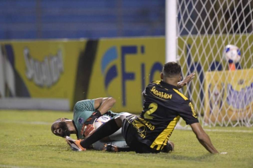 Getsel Montes se fue expulsado por esta acción con el portero olimpista Edrick Mejívar.