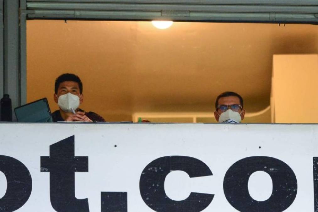 Jaime Lozano, DT de la Sub-23 de México, estuvo como espía en el Honduras vs Canadá. Así fue captado en uno de los palcos del estadio Jalisco. Foto Twitter @golesycifras<br/>