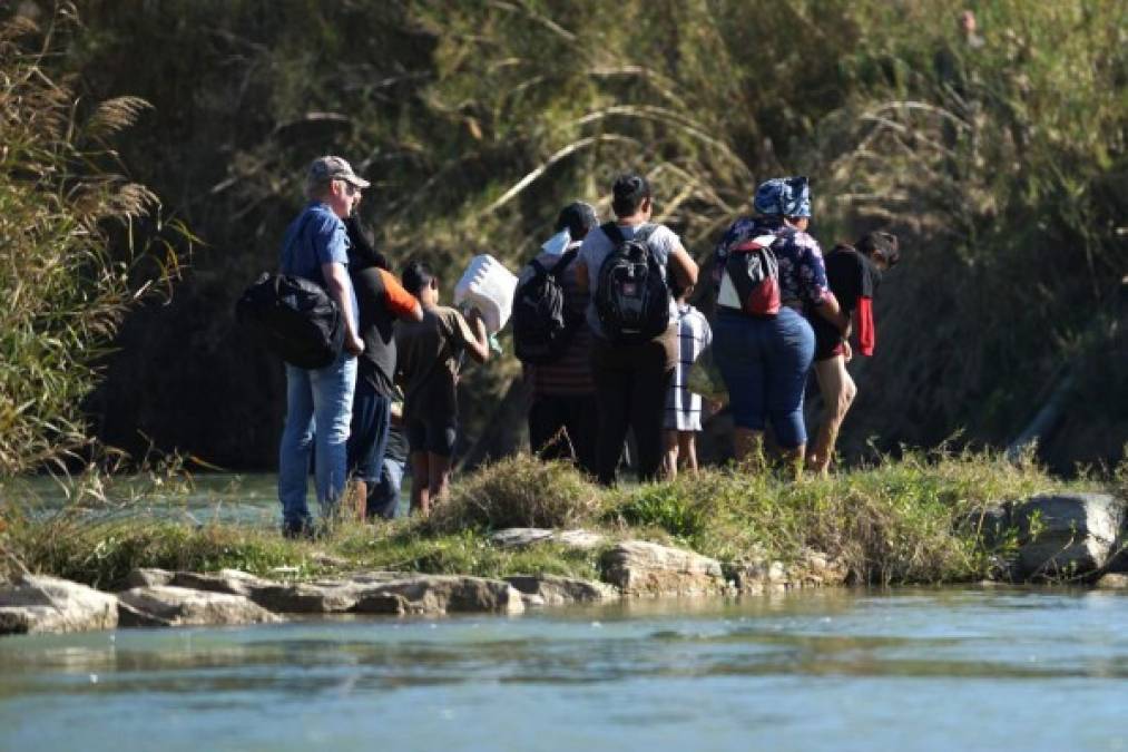 Tras la declaración de emergencia de Trump para financiar un extenso muro en la frontera sur y evitar así que los migrantes crucen ilegalmente a Estados Unidos desde México, decenas de centroamericanos buscan acelerar su ingreso a EEUU a través del Río Bravo.