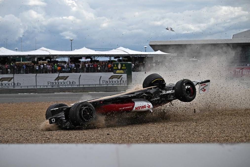 El tailandés Alexander Albon (Williams) y el francés Esteban Ocon (Alpine) también estuvieron implicados indirectamente en el accidente, con el primero de ellos acabando contra las barreras, cuando intentaba ralentizar.