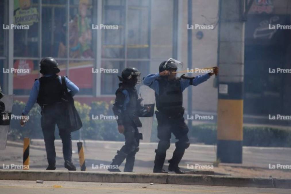 La marcha fue convocada por trabajadores estatales de la salud y la educación, junto a partidos de oposición.<br/>