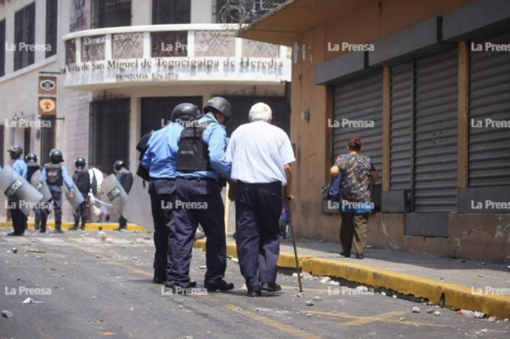 Los manifestantes lanzaban piedras a las fuerzas del orden, que respondían con bombas lacrimógenas y cañones de agua.<br/>