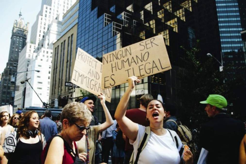 'Ningún ser humano es ilegal', se lee en uno de los carteles de los manifestantes en Nueva York.