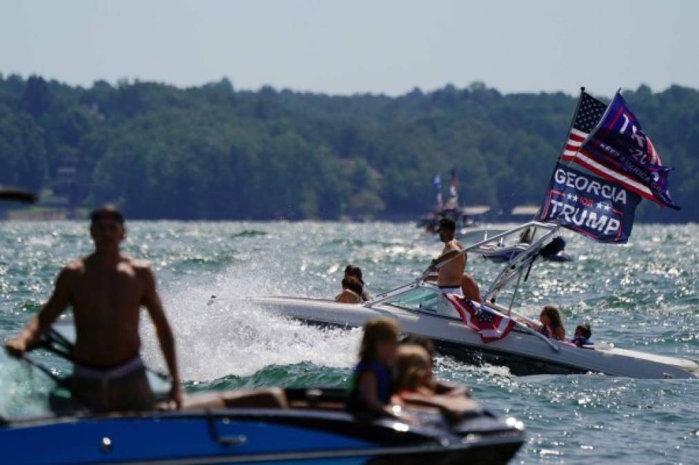 Los desfiles se llevaron a cabo en varios lagos con cientos de embarcaciones en las que destacaban las banderas alusivas a la campaña de Trump.<br/>