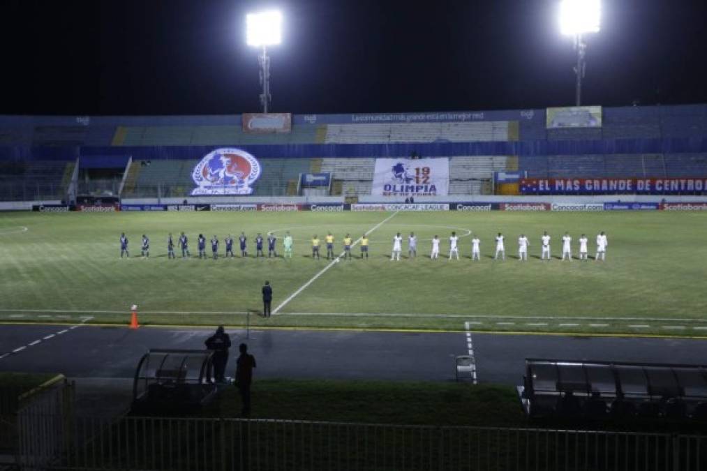 Los equipos titulares de Olimpia y Motagua mientras suena el himno de la Liga Concacaf en el Nacional.