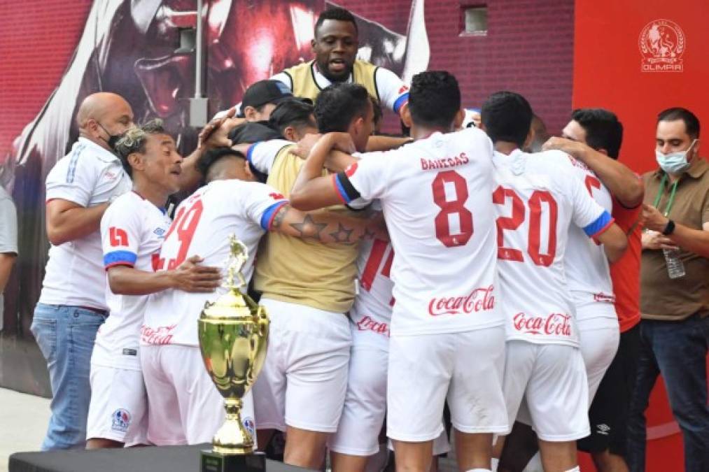 Jugadores del Olimpia celebraron el gol de Cristian Altamirano con el utilero del equipo albo, Alexander Centeno, quien recientemente perdió por culpa del Covid-19 a su hermano Carlos Centeno, quien también fue utilero del Motagua y gerente de campo.