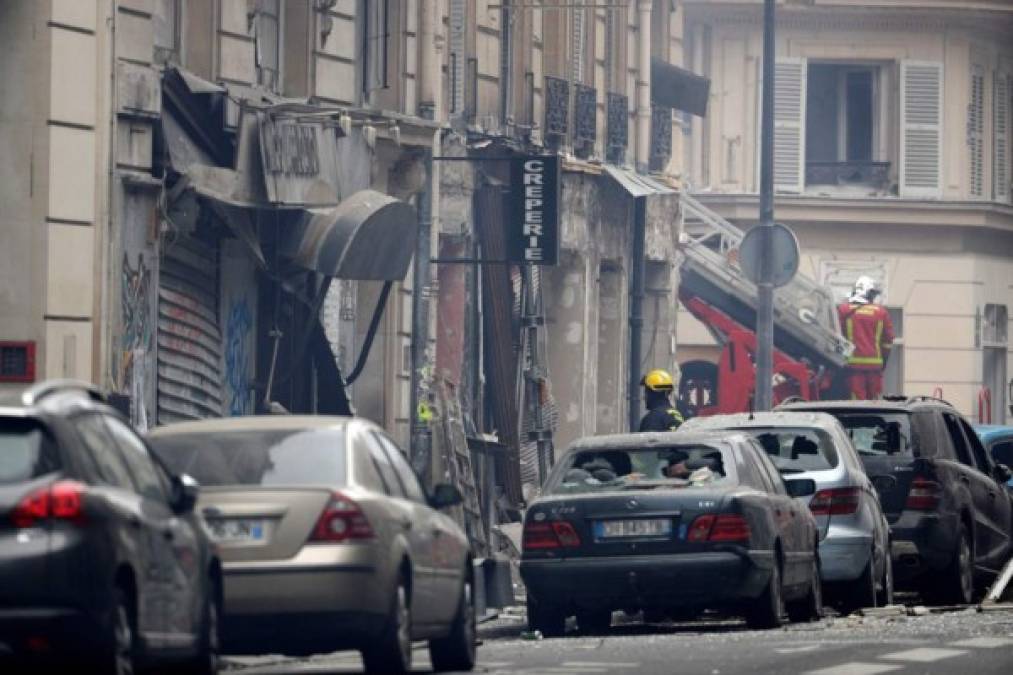 En las calles cercanas, varios turistas, con maletas en las manos, evacuaban los hoteles de esta zona céntrica de la capital francesa, constató una periodista de la AFP.