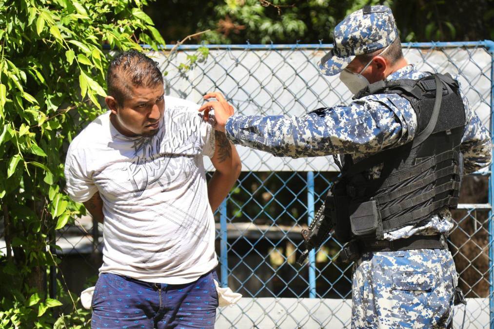 Las imágenes del impresionante despliegue de 10,000 soldados para capturar a pandilleros en El Salvador