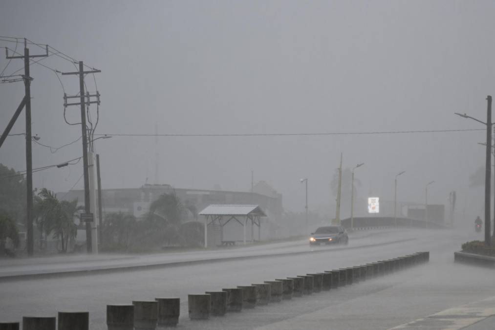 Las primeras imágenes del azote del huracán Lisa en Belice