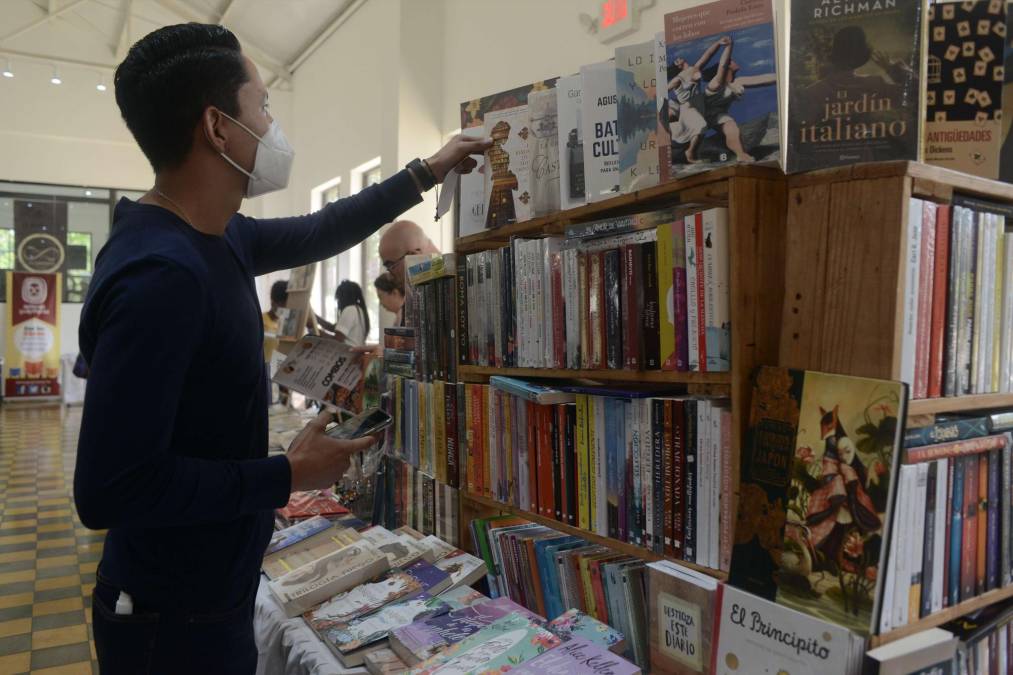 Los presentes pueden adquirir sus libros preferidos por precios accesibles en la Feria del Libro 2022. 