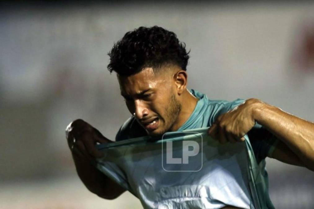 El jugador minero Jairo Rivas, que entró de cambio, no pudo contener el llanto al final del partido ante Honduras Progreso.