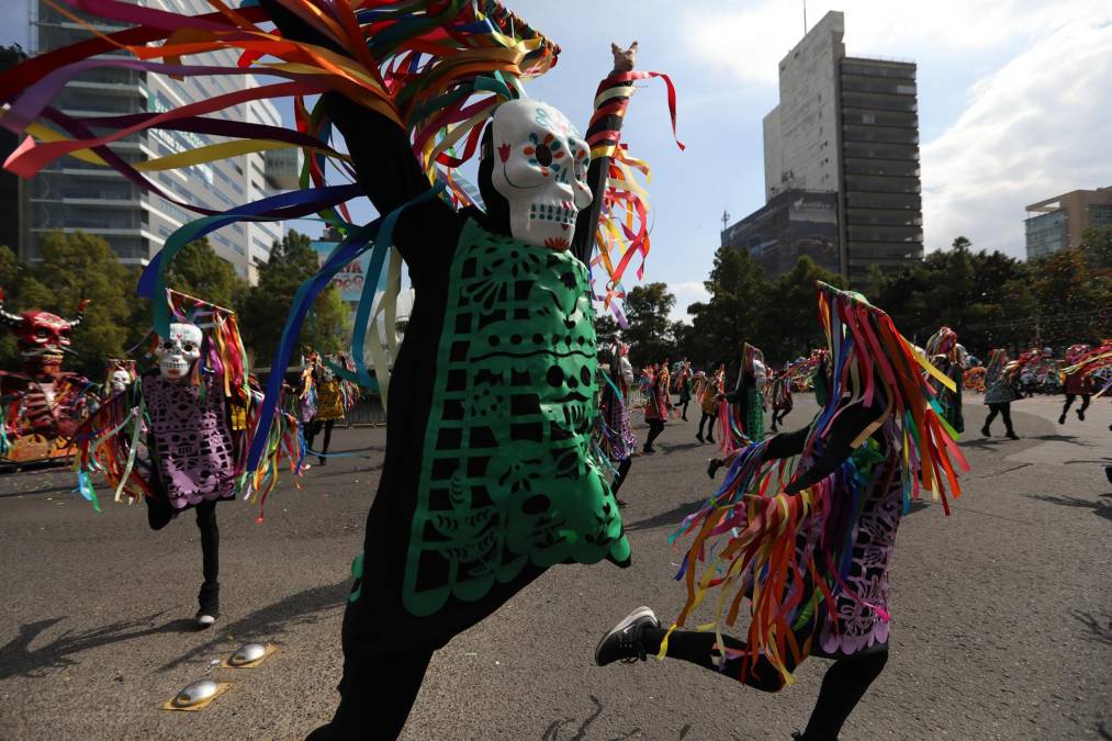 Este año el desfile se dedicó a los casi 300.000 mexicanos que se ha llevado la pandemia de covid-19, que además obligó el año pasado a cancelar esta procesión.