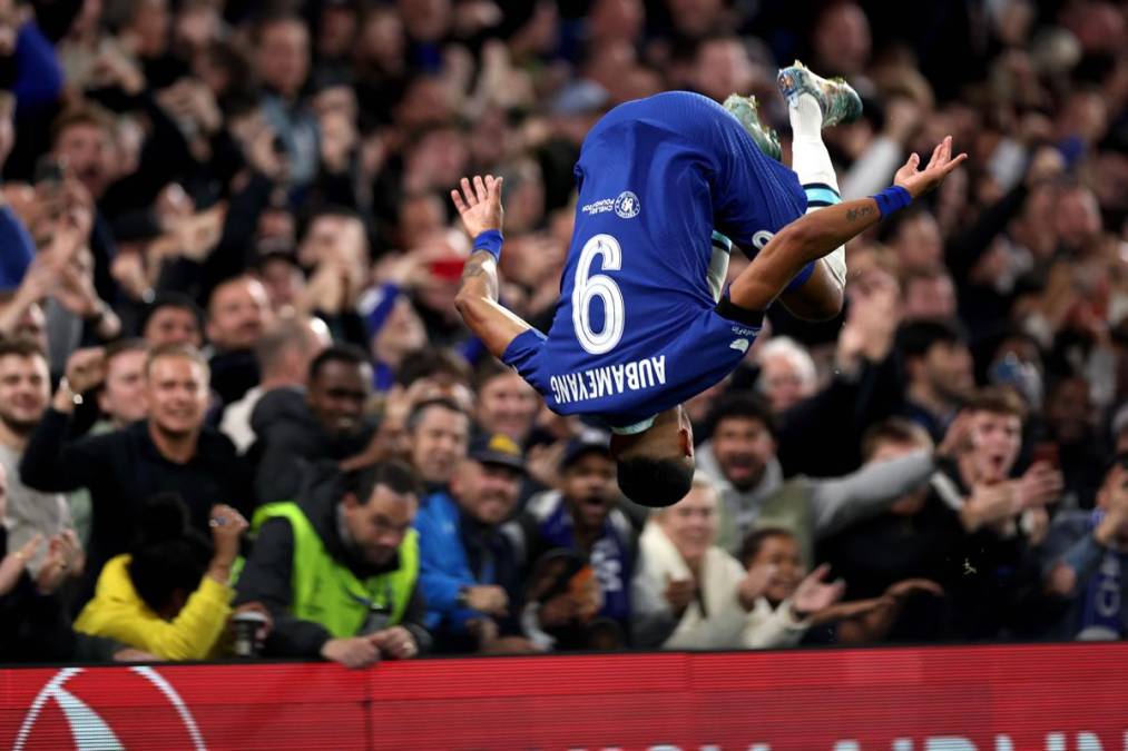 Pierre-Emerick Aubameyang marcó un gol en el triunfo del Chelsea sobre el AC Milan y realizó su acrobático festejo en Stamford Bridge.