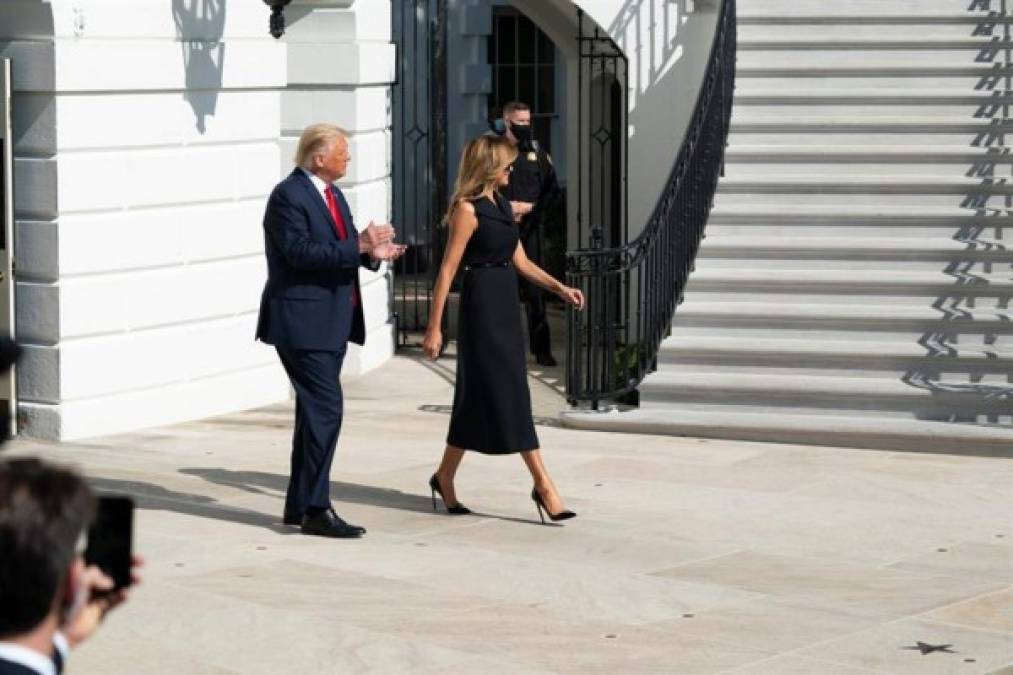 La primera dama combinó su atuendo con sus tradicionales zapatos de tacón de Louboutin y un par de gafas de sol negras.