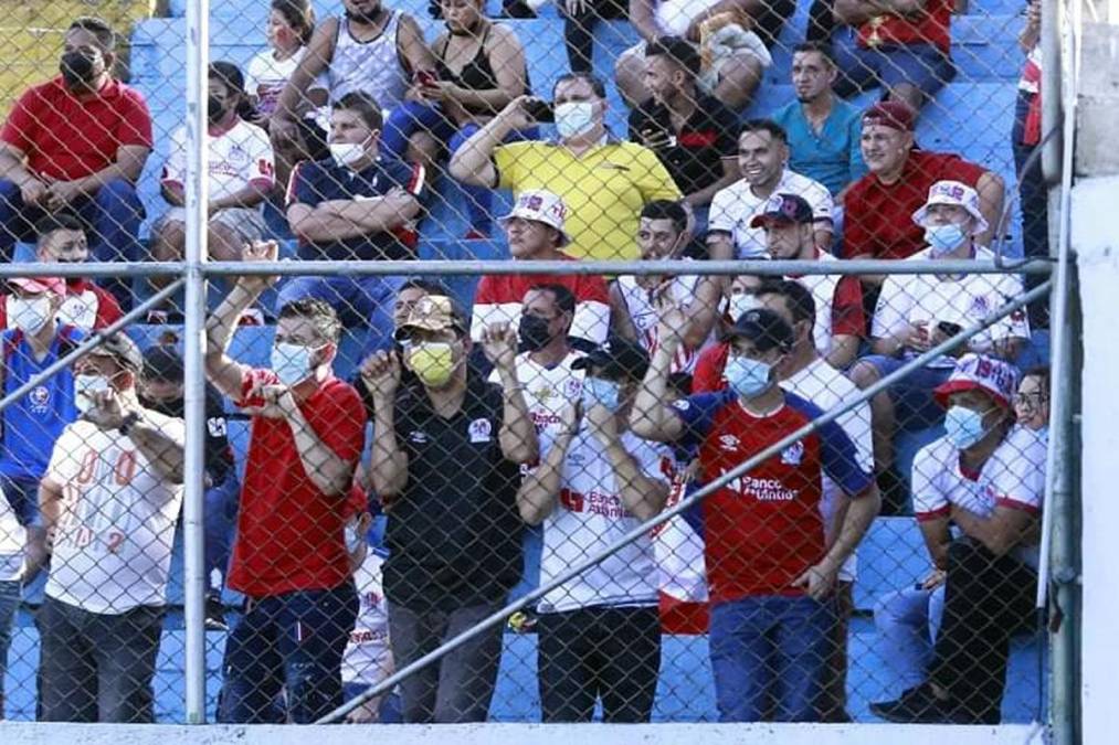 Los aficionados del Olimpia, muy atentos al partido en la cancha del Morazán.
