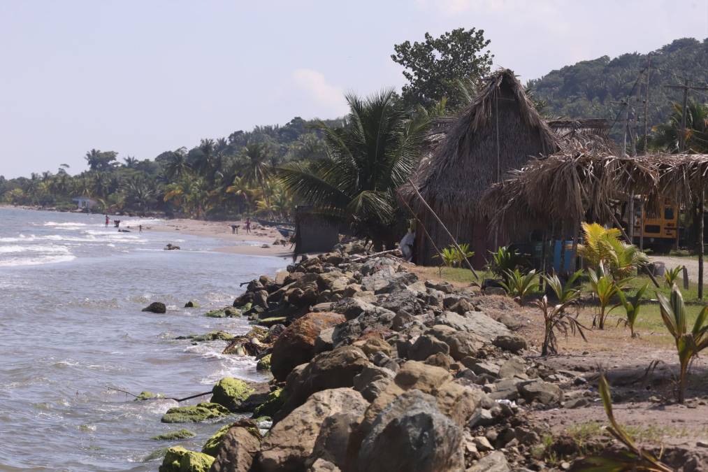 La playa que se ha tragado en la zona céntrica de la aldea de Bajamar, se abre más al este. Aunque es posible bañar y salir y entrar con las pequeñas lanchas y cayucos, se tiene que sortear la basura y desechos de árboles arrastrados hasta ahí provenientes de El Chamelecón. 