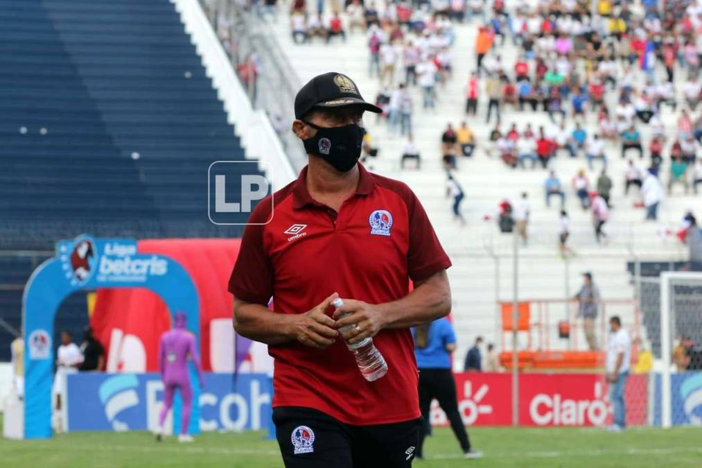 Pedro Troglio llegando a su banquillo antes del partido.