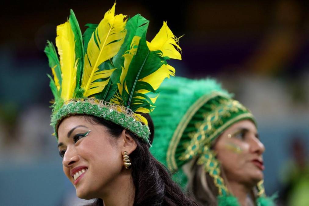 Bellas chicas y homenaje a Pelé en el juego Brasil-Camerún