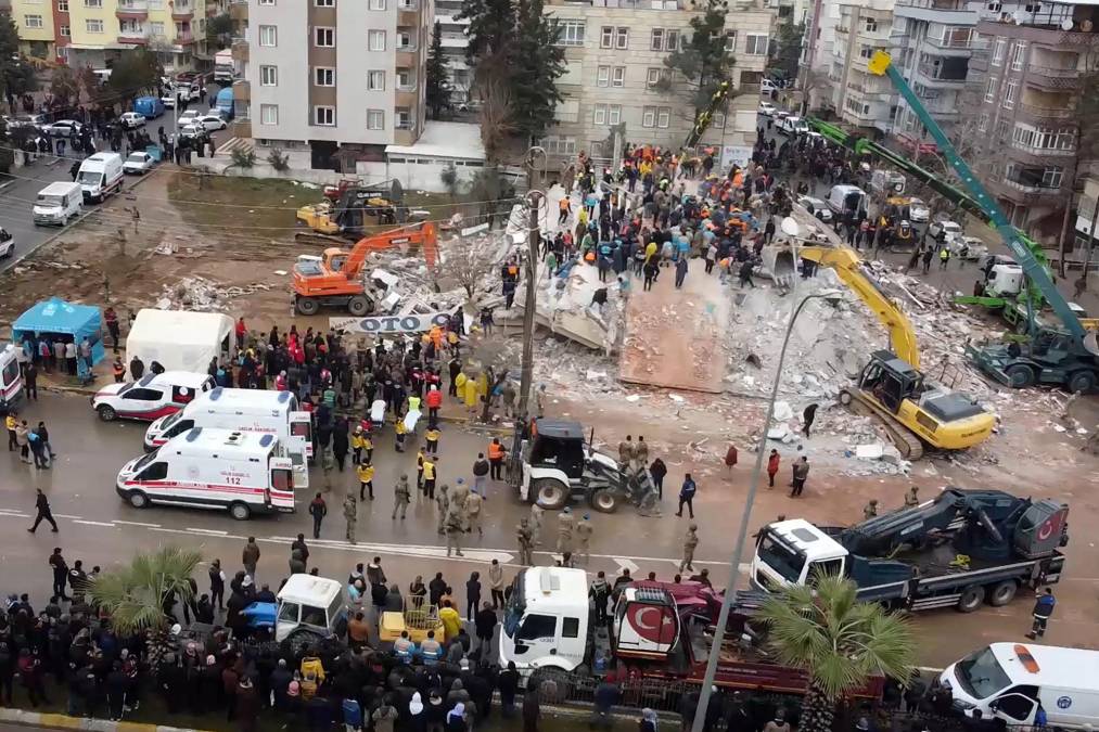 Las impactantes imágenes de la devastación en Turquía tras terremoto que deja más de 1,800 muertos