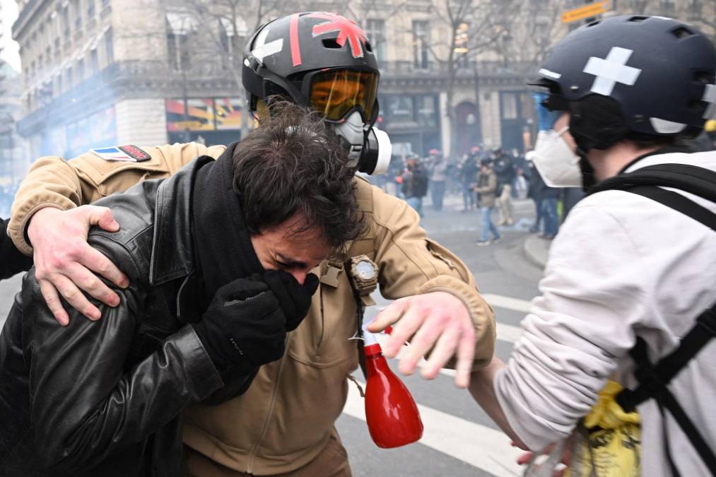 Francia vive la novena jornada de protestas contra un texto de ley que retrasa en dos años, hasta los 64, la edad mínima de jubilación, que fue definitivamente aprobada este lunes después de que fracasaran dos mociones de censura contra el Gobierno, una de ellas por tan solo nueve votos.