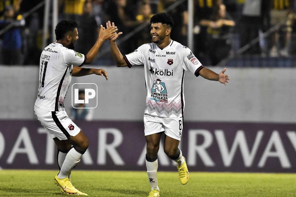 Alex López se acercó a celebrar con Johan Venegas el 0-1 del Alajuelense.