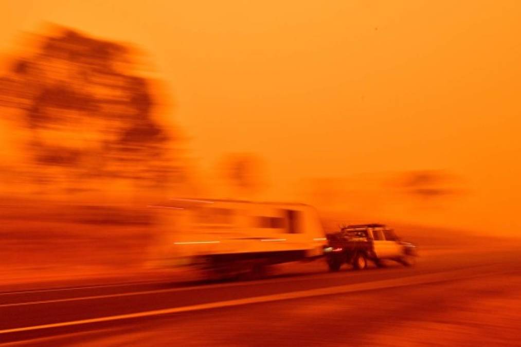Los incendios forestales siguen ardiendo en Australia, donde una tenue lluvia dio una breve tregua para evaluar los daños tras un fin de semana 'catastrófico'.