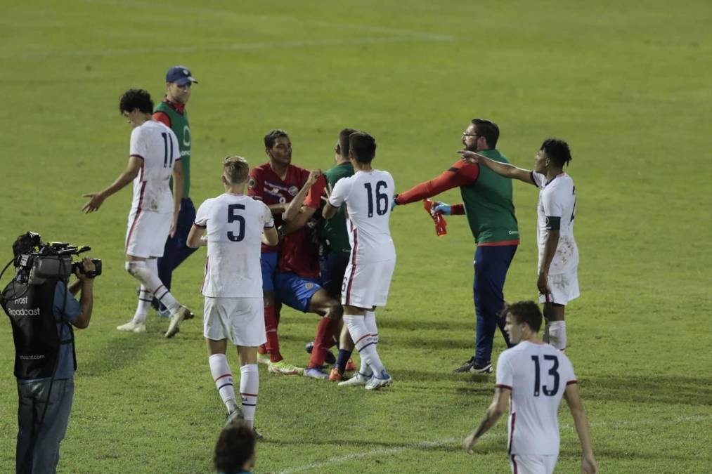 Fotos: La vergonzosa pelea entre jugadores de Costa Rica y Estados Unidos por el Premundial Sub-20 de Concacaf