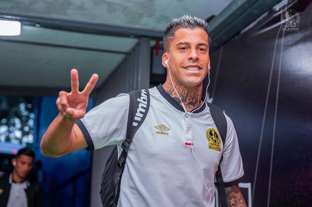 El brasileño Gabriel Araújo Carvalho sonriendo a la llegada del Olimpia al estadio Jalisco.