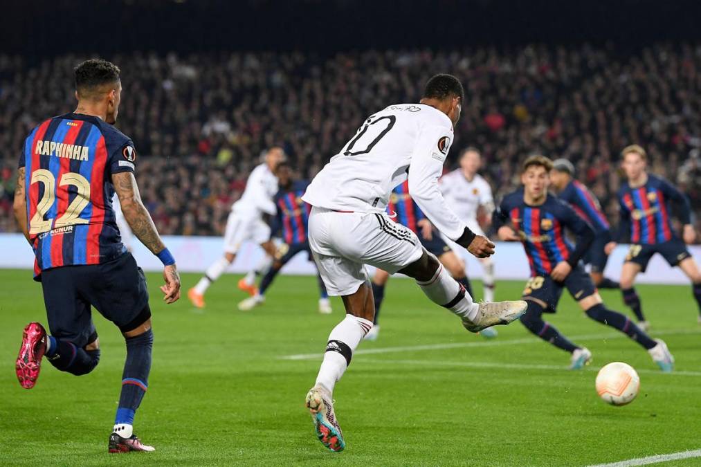 Marcus Rashford armó otra gran jugada, envió el centro y terminó en autogol del Barcelona para el 1-2 del Manchester United.