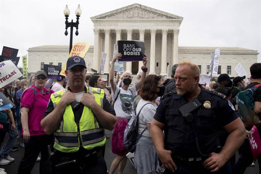 Una de las más numerosas se registró en Nueva York, donde miles de personas, en su mayoría mujeres, atravesaron el emblemático puente de Brooklyn para desembocar en la plaza de Foley Square.