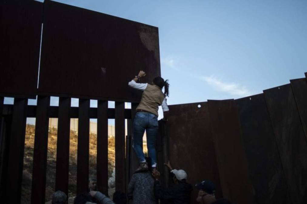 Para este trámite existe una lista de espera de más de 5,000 personas, incluyendo a migrantes de otros países que llegaron a Tijuana hace tiempo.